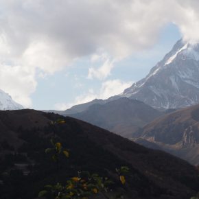 37. Kaukaz - cerkiew Gergeti i Kazbek