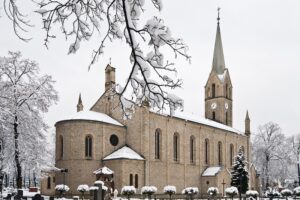 kościół zimą